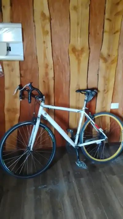 Bicicleta de carretera blanca marco de aluminio - miniatura 1