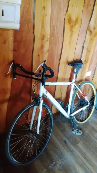 Bicicleta de carretera blanca marco de aluminio - miniatura 2