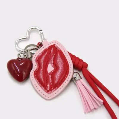 Llavero de Corazón y Labios Rojo con Borla - miniatura 1