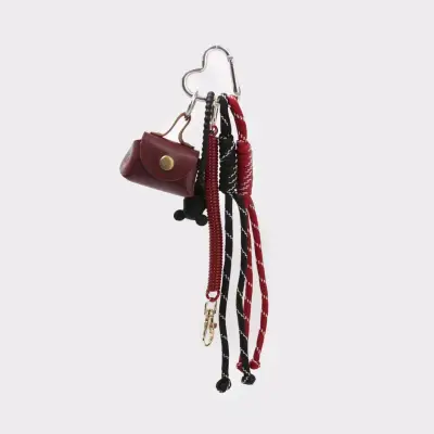 Llavero con diseño de bolso y cuerdas decorativas - miniatura 1