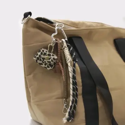 Llavero con colgantes de cuerda y estampado animal - miniatura 1