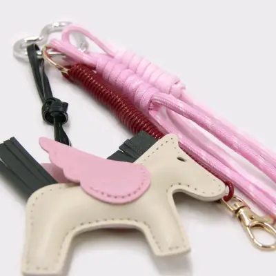 Llavero de cuero con diseño de caballo alado - miniatura 1