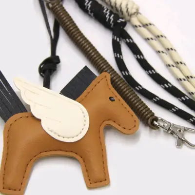 Llavero de cuero con diseño de caballo alado - miniatura 1