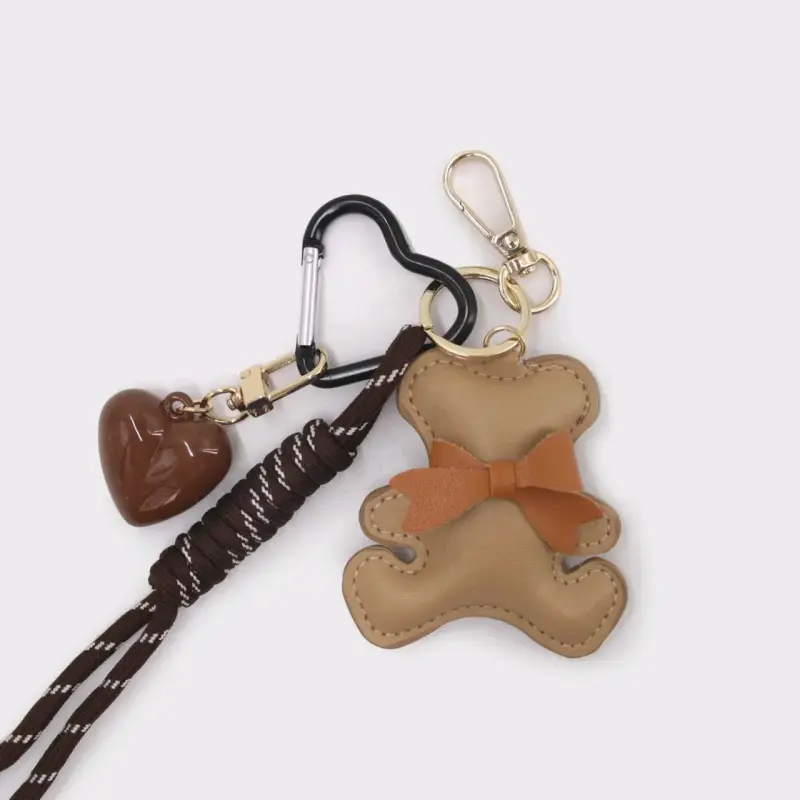 Llavero de oso con corazón y mosquetón - 3