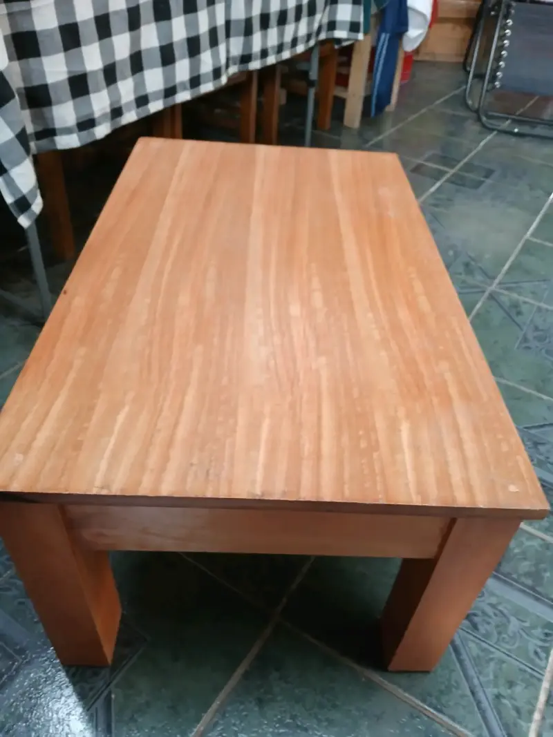 Mesa de centro de madera en buen estado