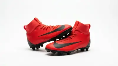 Botines de fútbol Nike rojos con logo negro - miniatura 1