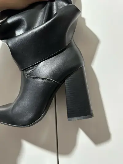 Botas de cuero negras con tacón alto - miniatura 2