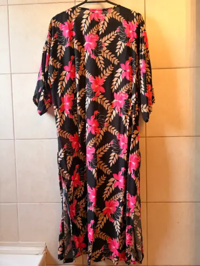 Kimono floral negro con rosas y hojas - miniatura 1