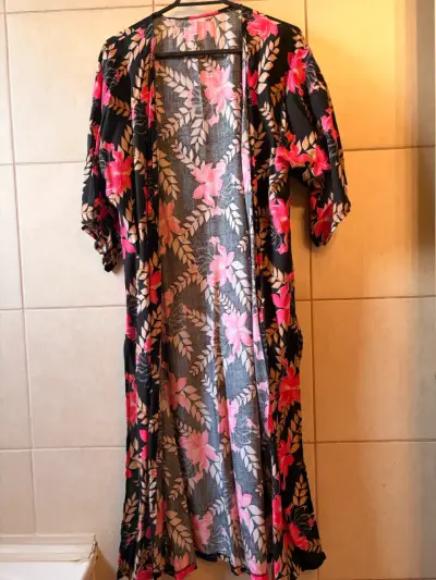 Kimono floral negro con rosas y hojas - miniatura 2