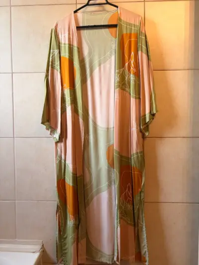 Kimono largo estampado en tonos verdes y naranjas - miniatura 1