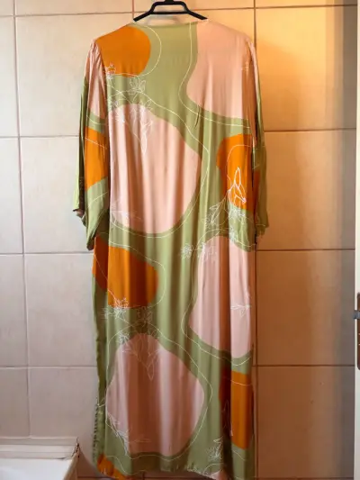 Kimono largo estampado en tonos verdes y naranjas - miniatura 2