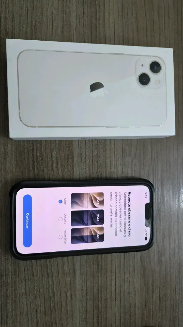iPhone 13 blanco con pantalla dañada - 1