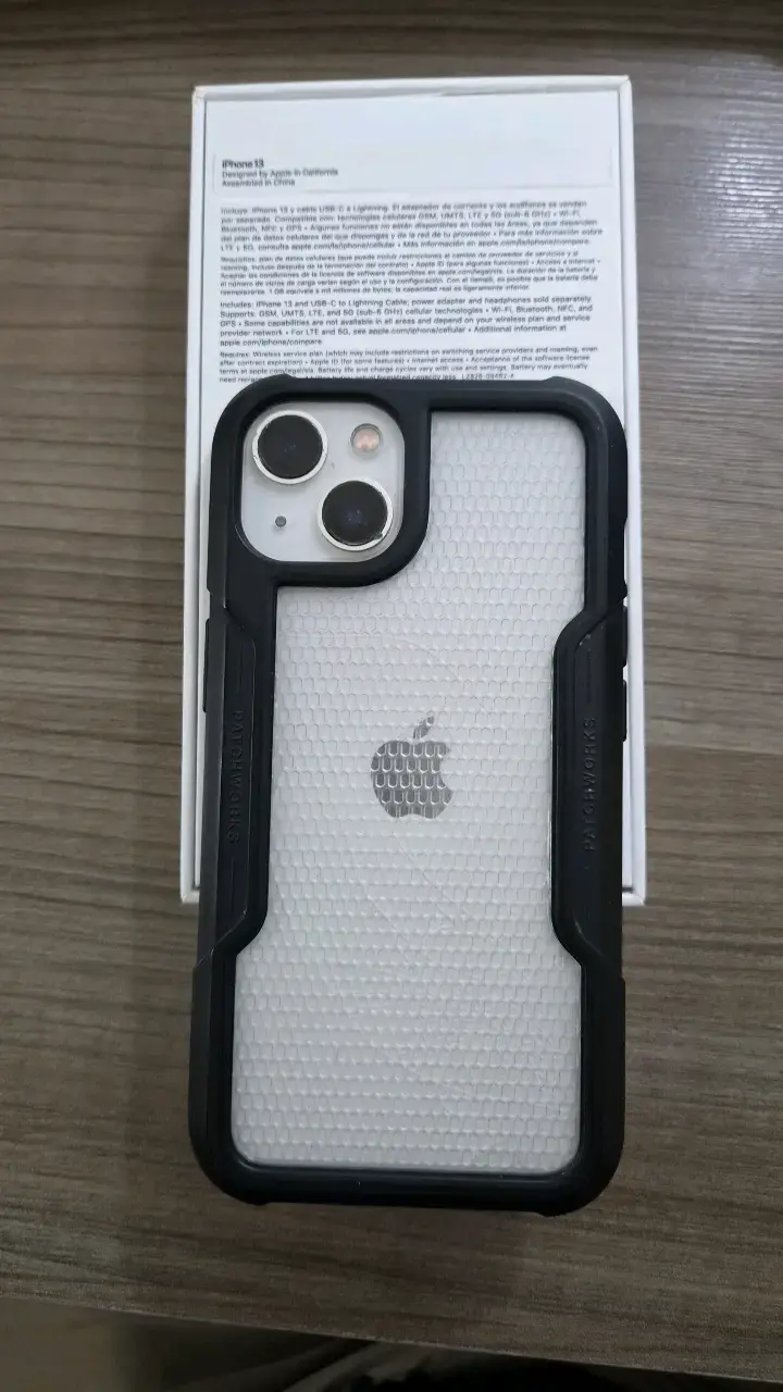 iPhone 13 blanco con pantalla dañada - 2