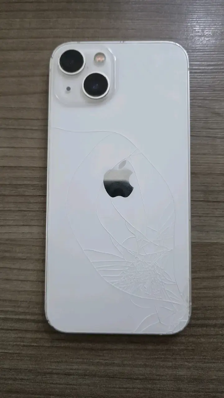 iPhone 13 blanco con pantalla dañada - 3