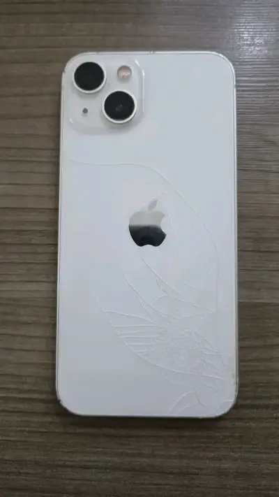 iPhone 13 blanco con pantalla dañada - miniatura 3