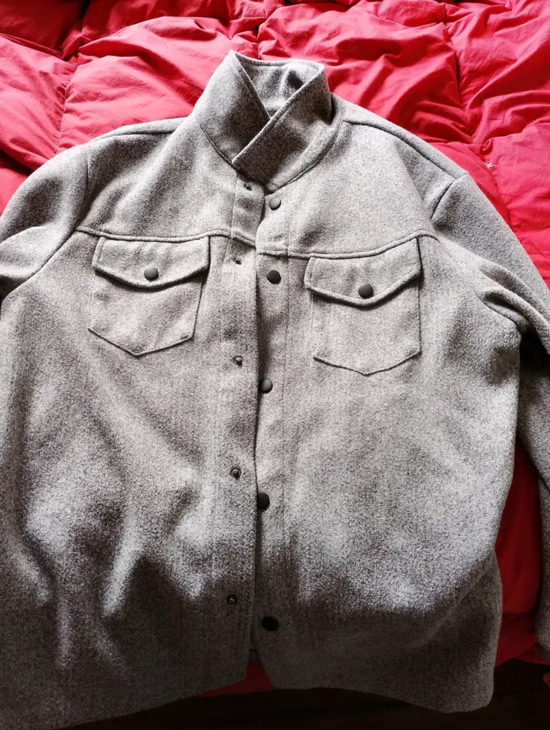 Chaqueta de lana gris con bolsillos