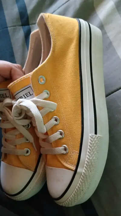 Zapatillas amarillas de lona estilo casual - miniatura 3