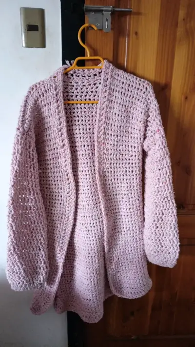 Cardigan tejido a mano color rosa - miniatura 1