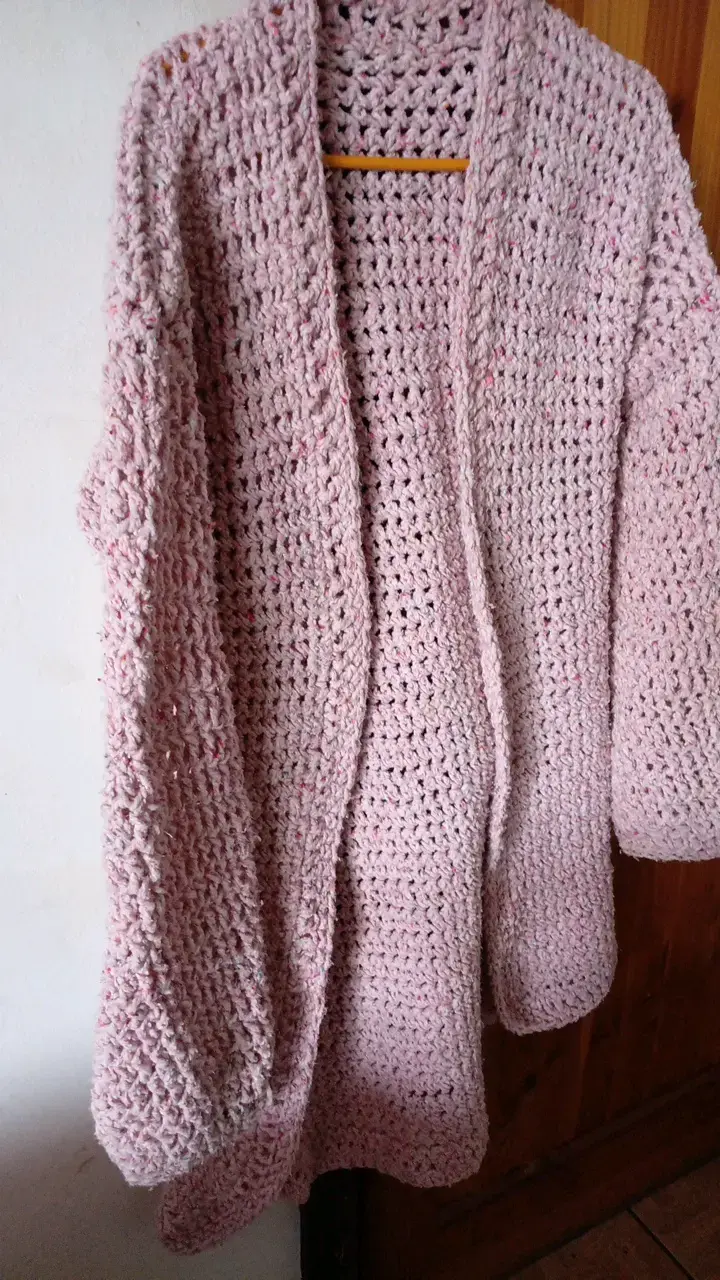 Cardigan tejido a mano color rosa - 2