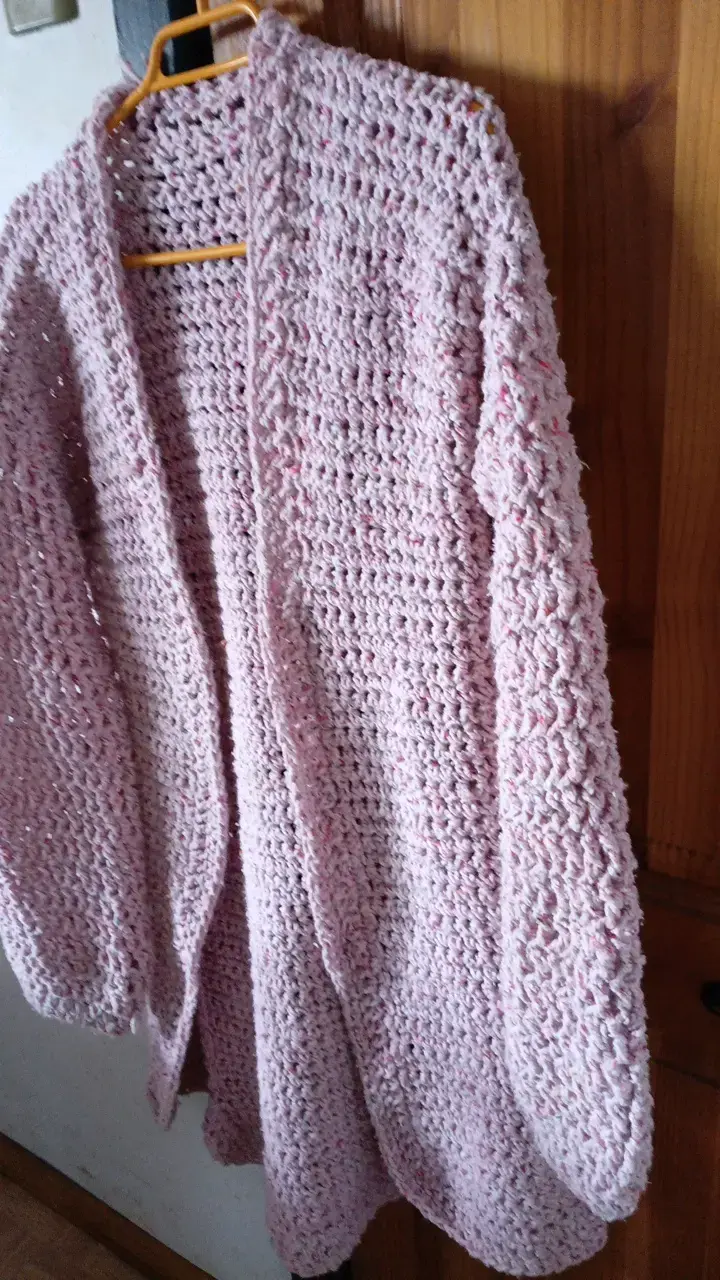 Cardigan tejido a mano color rosa - 3