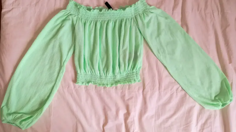 Blusa verde menta con hombros descubiertos
