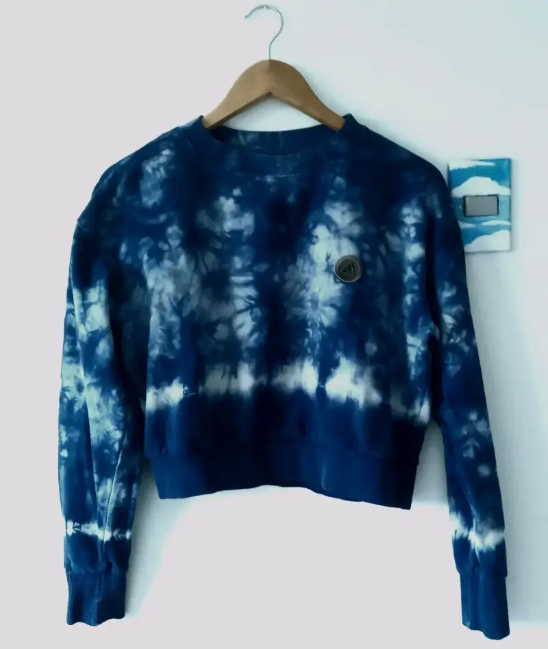 Polerón tie-dye azul con diseño único