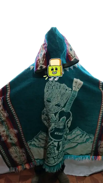 Poncho con diseño de Groot y guitarra - miniatura 1