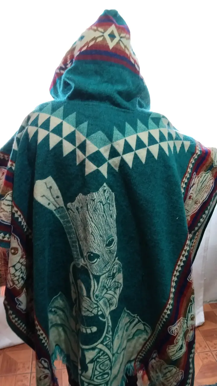 Poncho con diseño de Groot y guitarra - 2