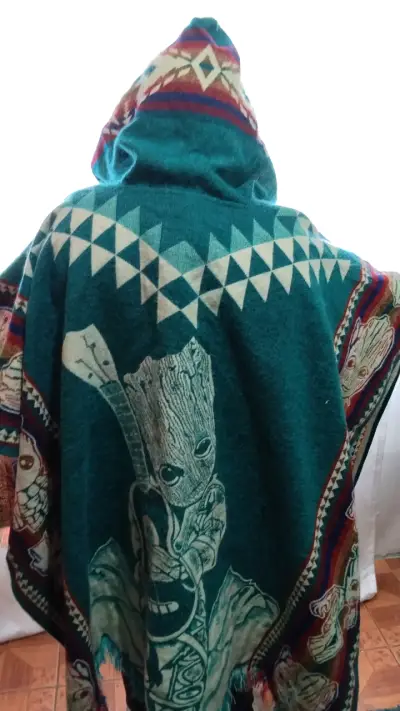 Poncho con diseño de Groot y guitarra - miniatura 2