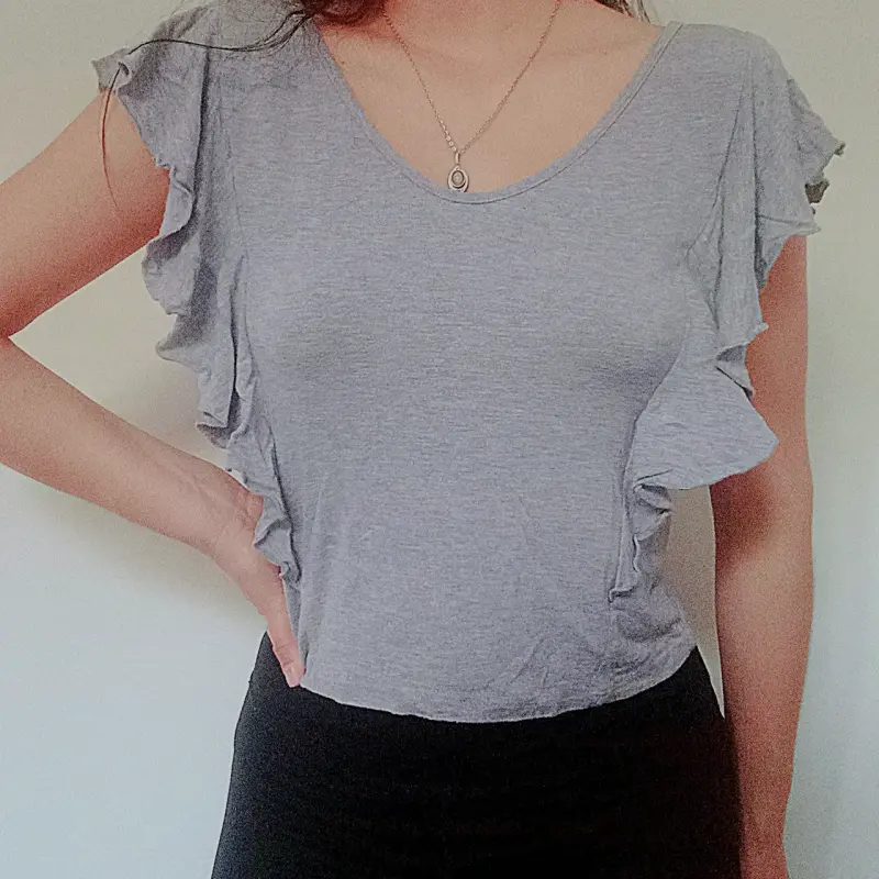 Polera gris con volantes para mujer