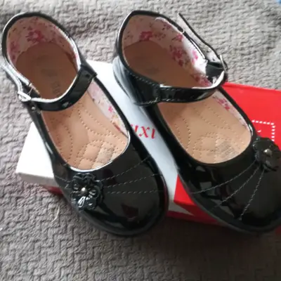Zapatos de charol negro para niña talla 25 - miniatura 1