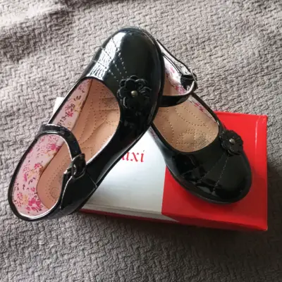 Zapatos de charol negro para niña talla 25 - miniatura 2