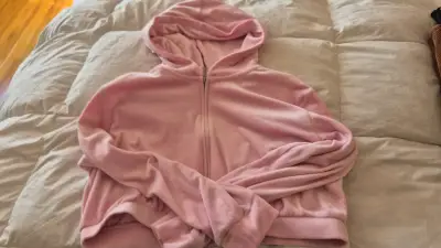 Polerón rosado de plush con capucha y cierre - miniatura 1