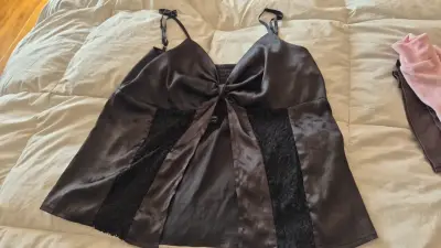 Top de satén negro con encaje para mujer - miniatura 1