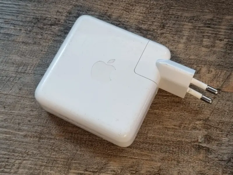 Cargador Apple USB-C 61W para MacBook original - 1