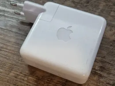 Cargador Apple USB-C 61W para MacBook original - miniatura 2