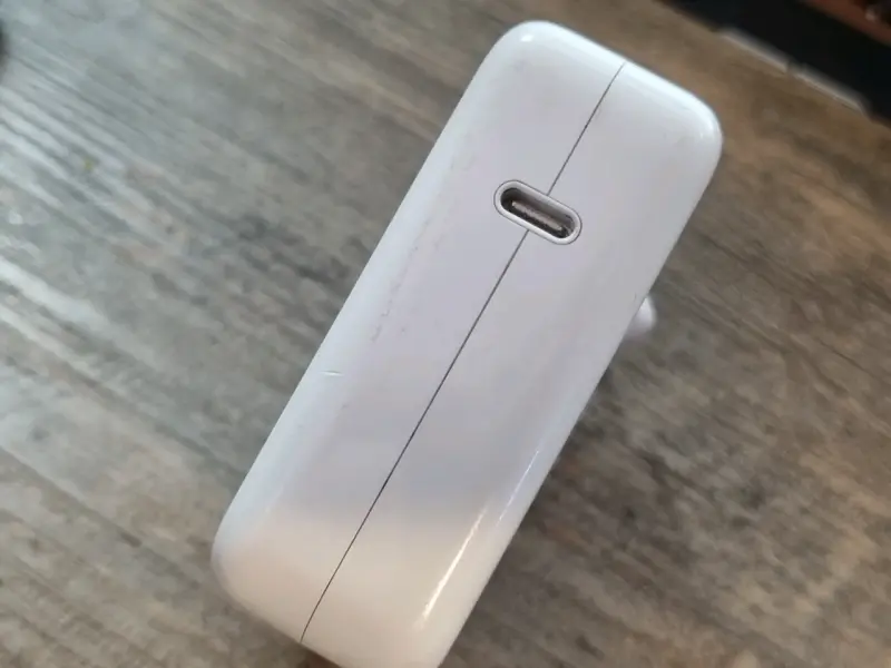 Cargador Apple USB-C 61W para MacBook original - 5