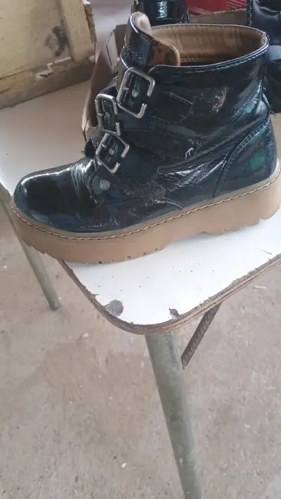 Botines negros de charol con hebillas para niña - miniatura 3
