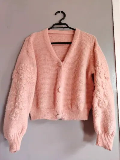 Cardigan rosado con diseño floral en mangas - miniatura 1