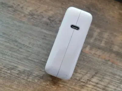 Cargador Apple USB-C 61W a1718 original  macbook - miniatura 2