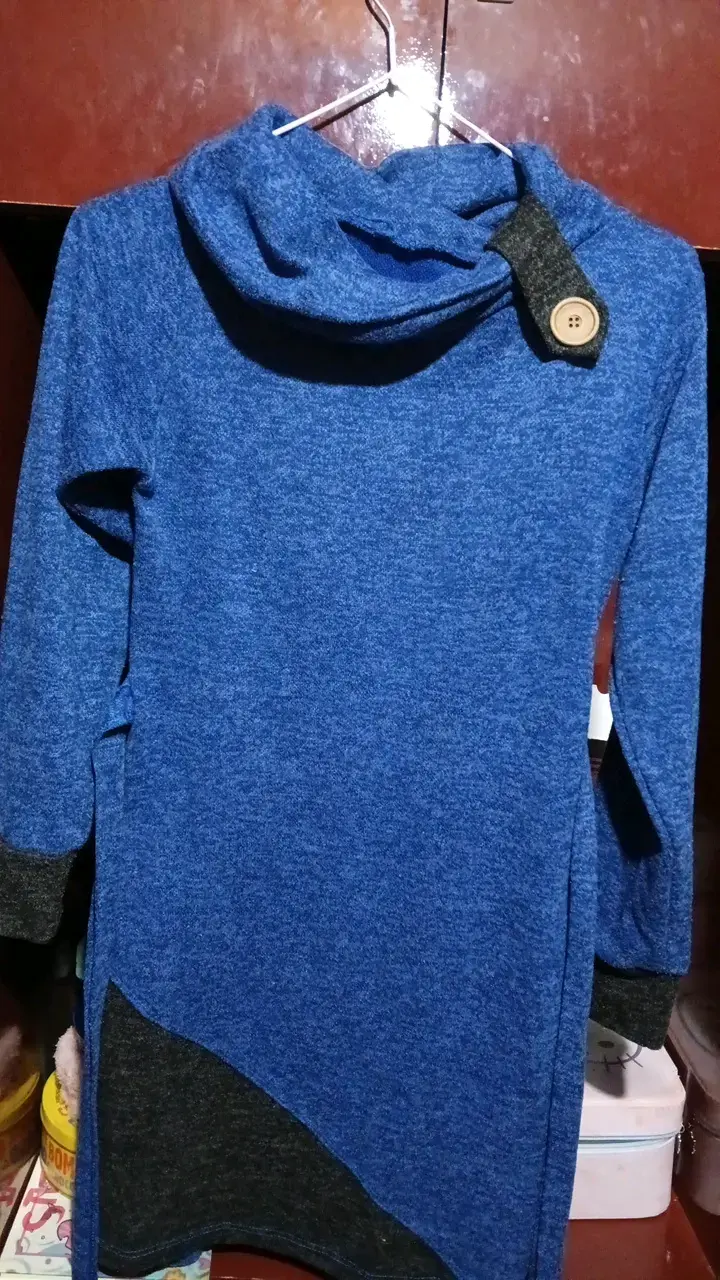 Vestido azul con cuello alto y botón decorativo
