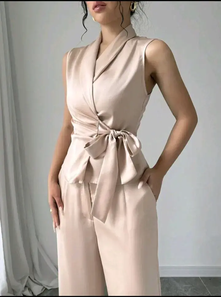 Conjunto de pantalón y blusa beige elegante - 1