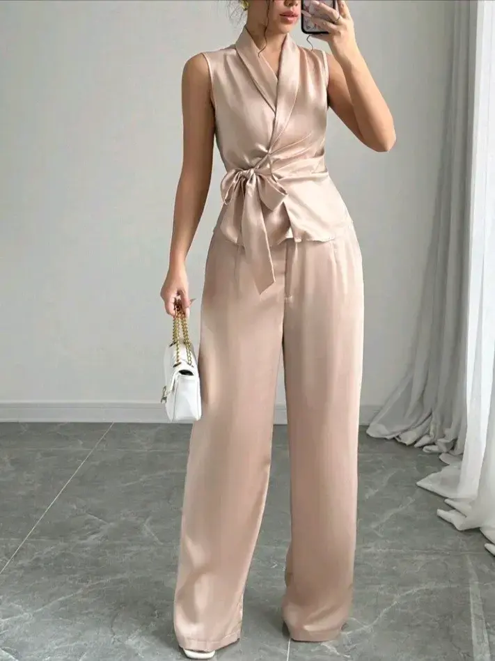 Conjunto de pantalón y blusa beige elegante - 2