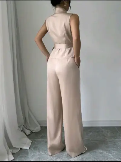Conjunto de pantalón y blusa beige elegante - miniatura 3