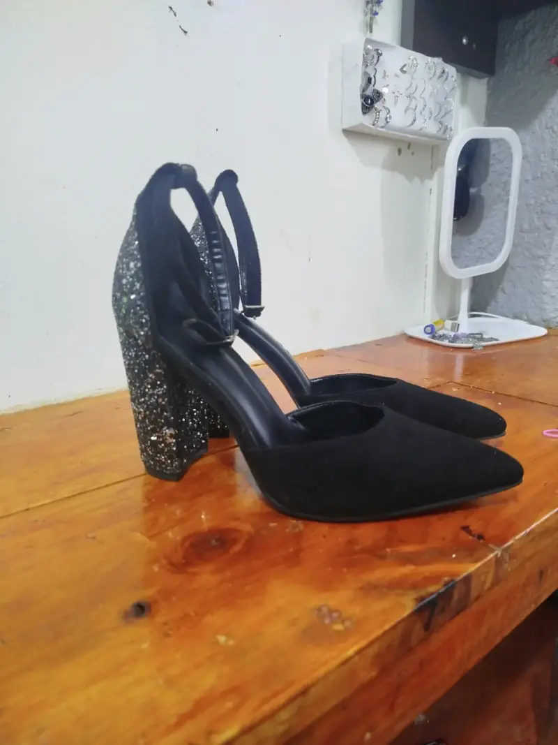 Zapatos de tacón alto negros con glitter - 1