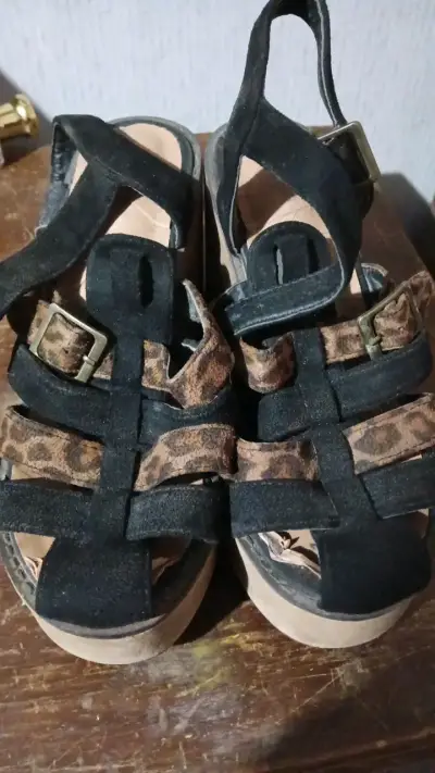 Sandalias de plataforma negras con estampado animal print - miniatura 1