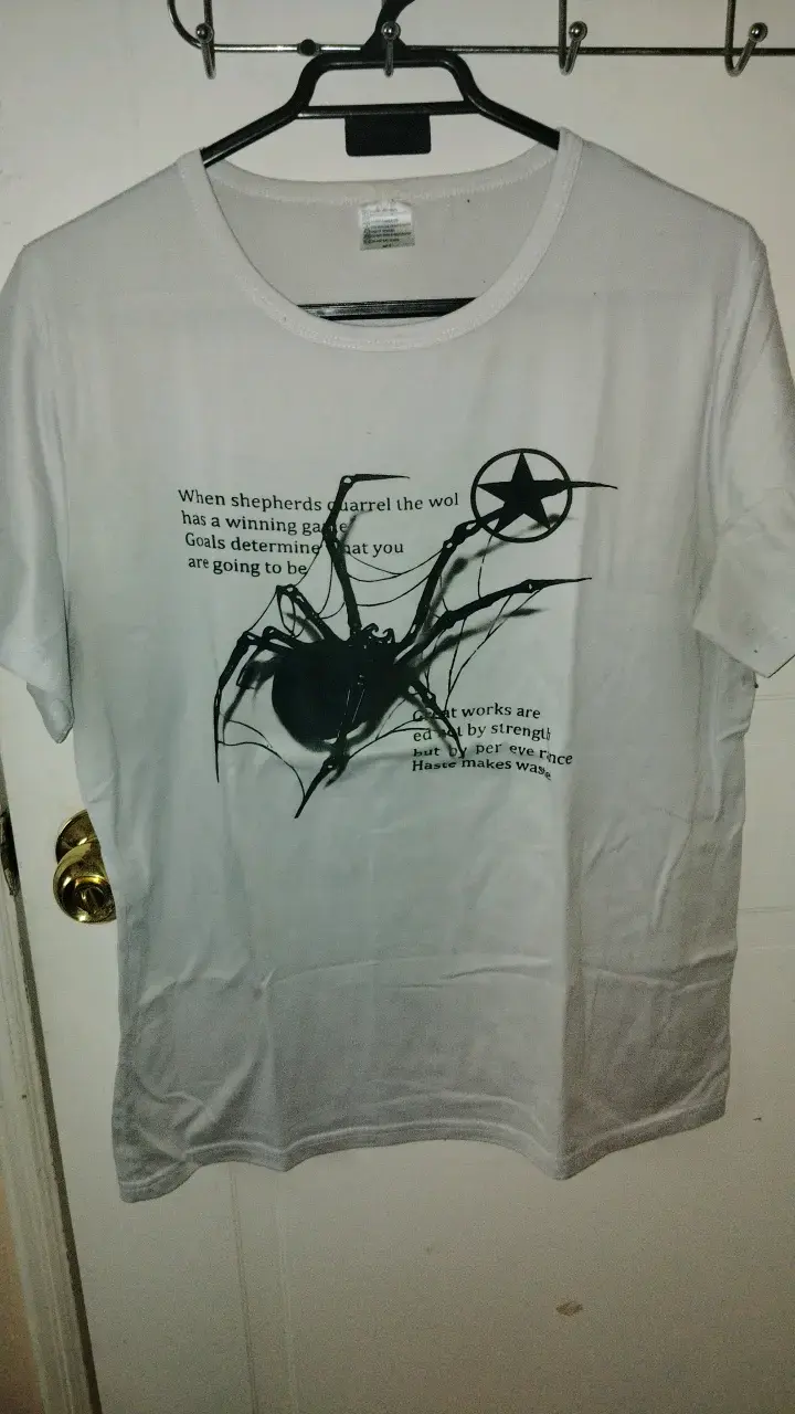 Polera blanca con diseño de araña - 1