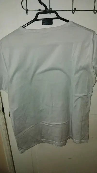Polera blanca con diseño de araña - miniatura 2