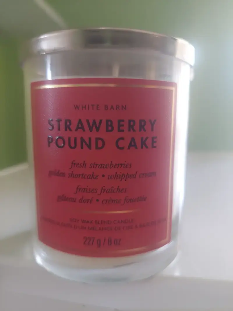 Vela aromática Bath & Body Works Strawberry Pound Cake - 1