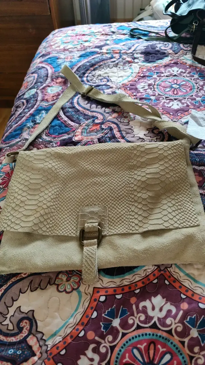 Cartera de cuero beige con diseño de serpiente